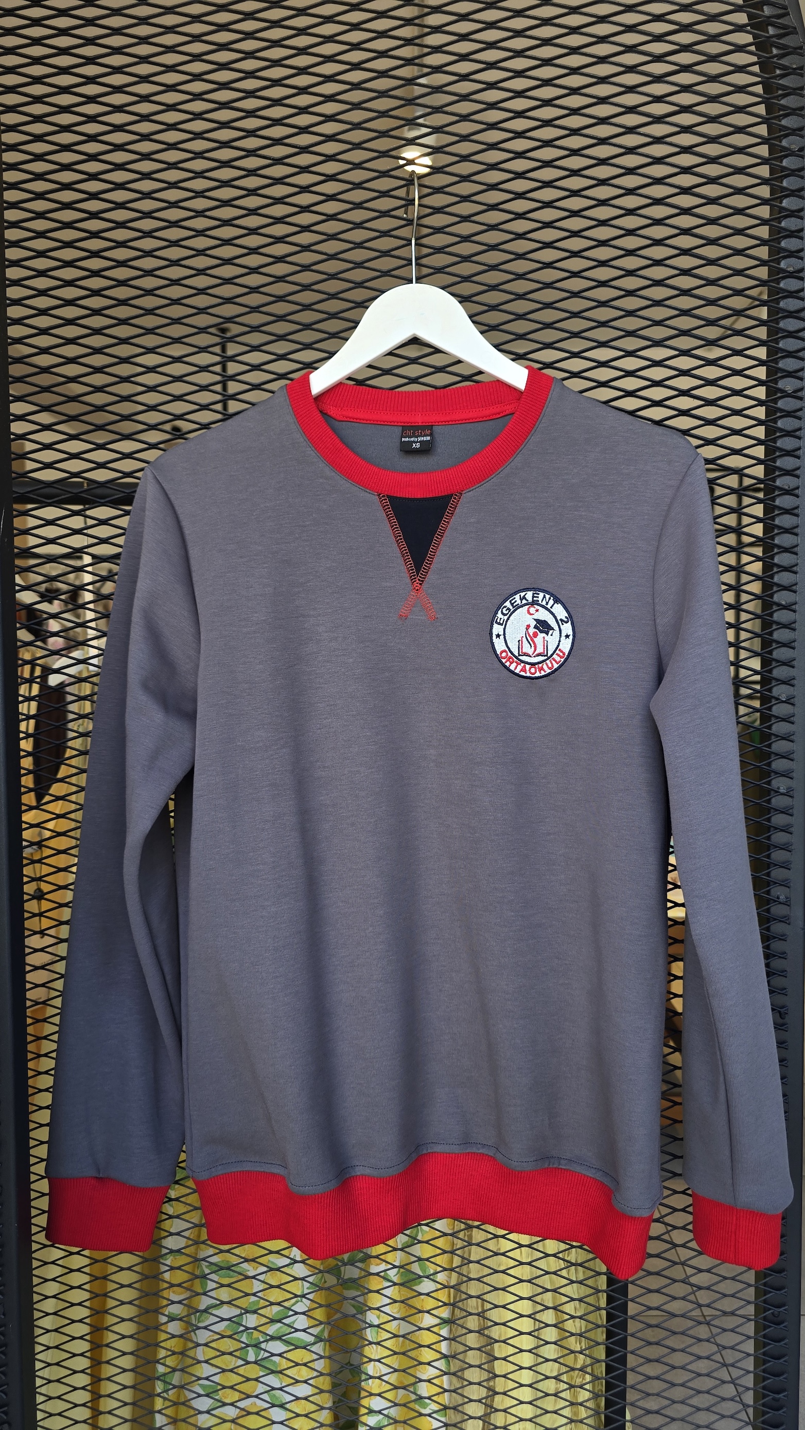 Egekent-2 Ortaokulu okul forması - gri sweatshirt ve kırmızı ribana 1