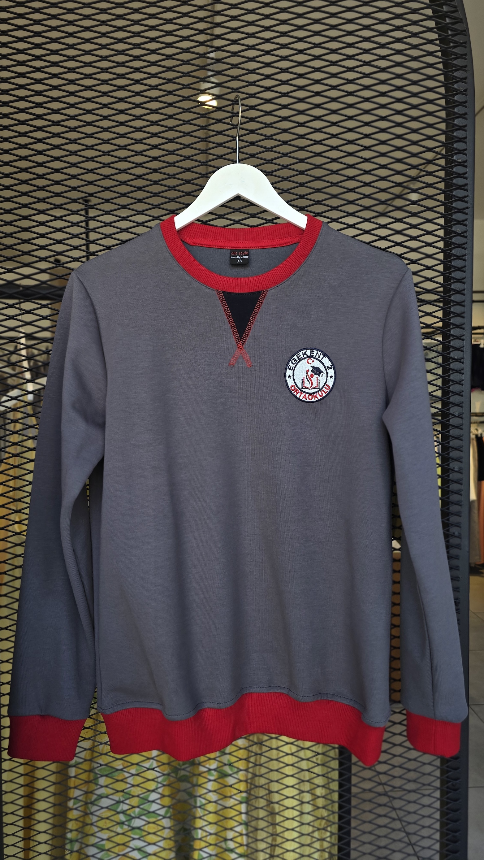 Egekent-2 Ortaokulu okul forması - gri sweatshirt ve kırmızı ribana 2