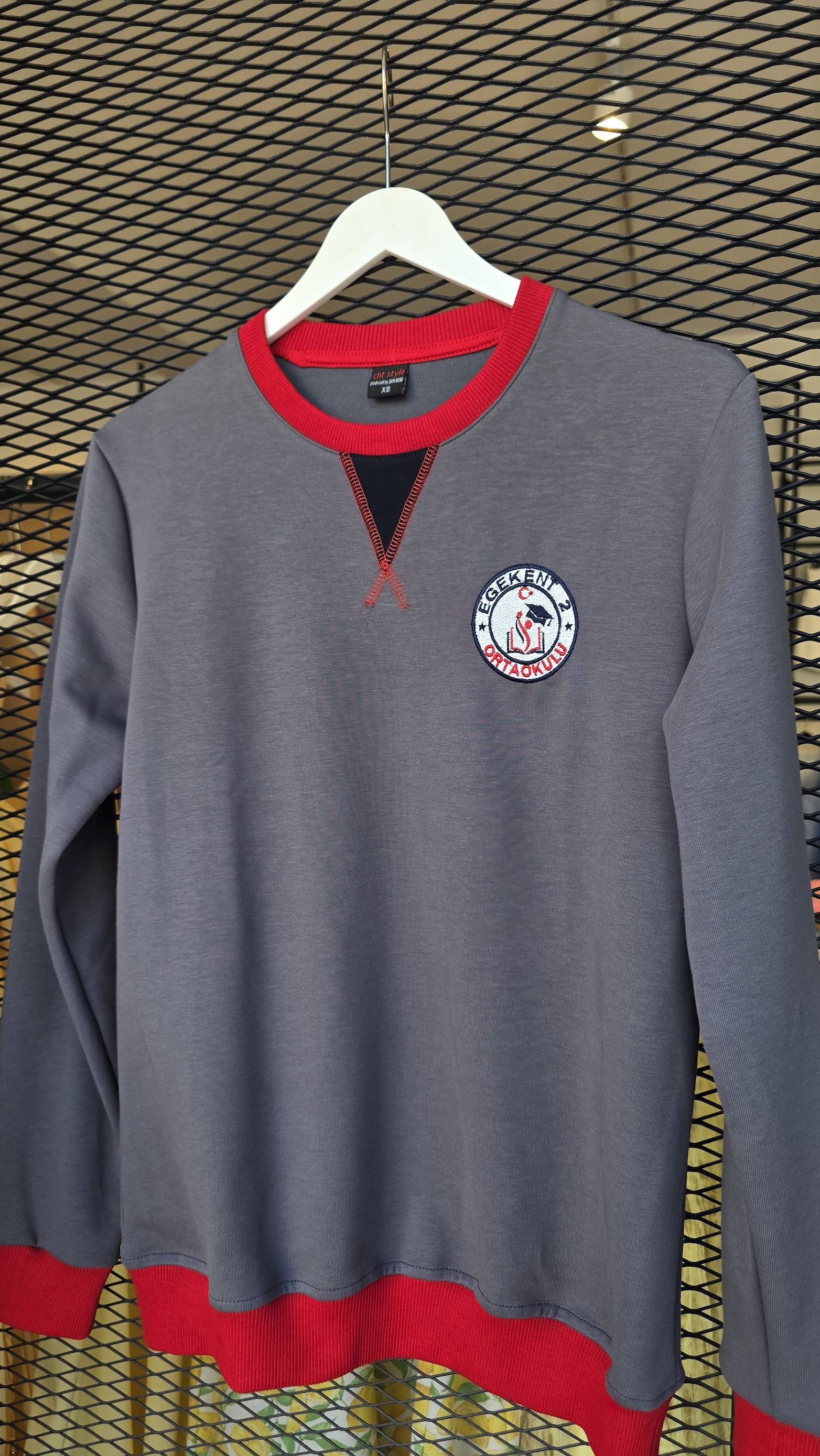 Egekent-2 Ortaokulu okul forması - gri sweatshirt ve kırmızı ribana 3